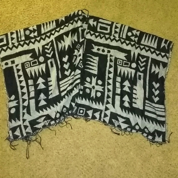 H&M black and cream poncho wrap. One size - Picture 1 of 3